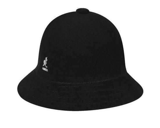 口罩+帽子都挡不住大幂幂的美颜，毛茸茸的材质立马让整个造型变得更有质感 。