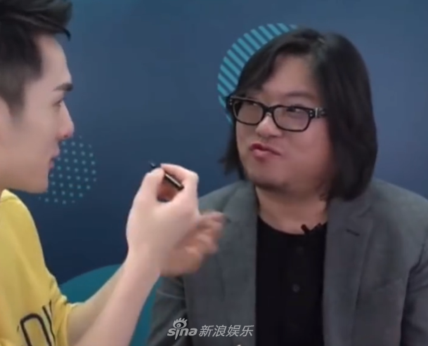 高晓松撅嘴让李佳琪涂口红害羞又紧张 这个色号你get了吗？